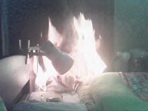 電気ストーブ火災の実験映像②（カメラを近づけて撮ったもの）