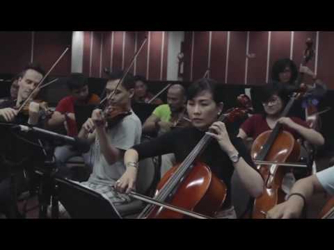 Yeaaay...! Ibu Gubernur Veronica Tan main cello bersama Twilite Orchestra, lagu Angin Mamiri