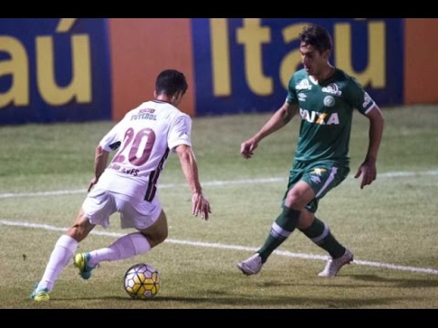 Fluminense leva virada da Chapecoense em casa e fica longe do G4