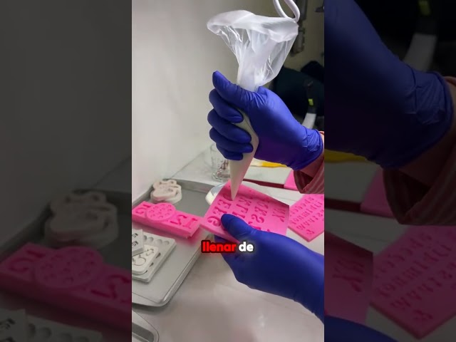 Vídeo relacionado con QZDAFFIC 2 moldes de silicona para chocolate, 12 dibujos animados, serie de animales, molde de chocolate, molde de silicona antiadherente 3D de animales, moldes de silicona para hornear pasteles y