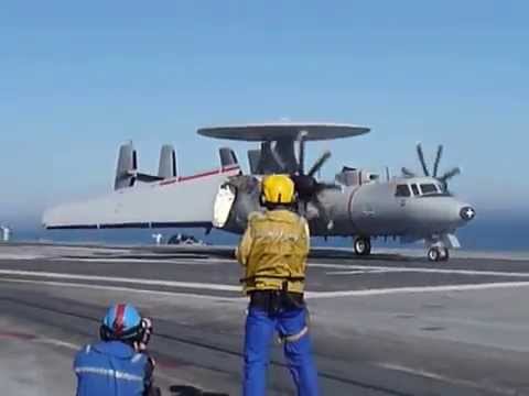Atterrissage d'un Hawkeye sur le Charles de Gaulle