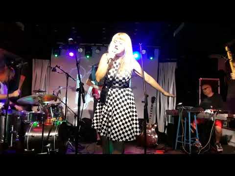 Vinylux freestyles, "Voices" live at Szimpla ruins bar in Budapest