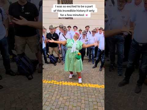 Vocal Coach Teaches Italian ALPINO Mountain Choir Vocal Warmup on the Street