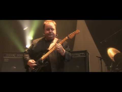 Videoclip de Hooks in You (Live) — Marillion