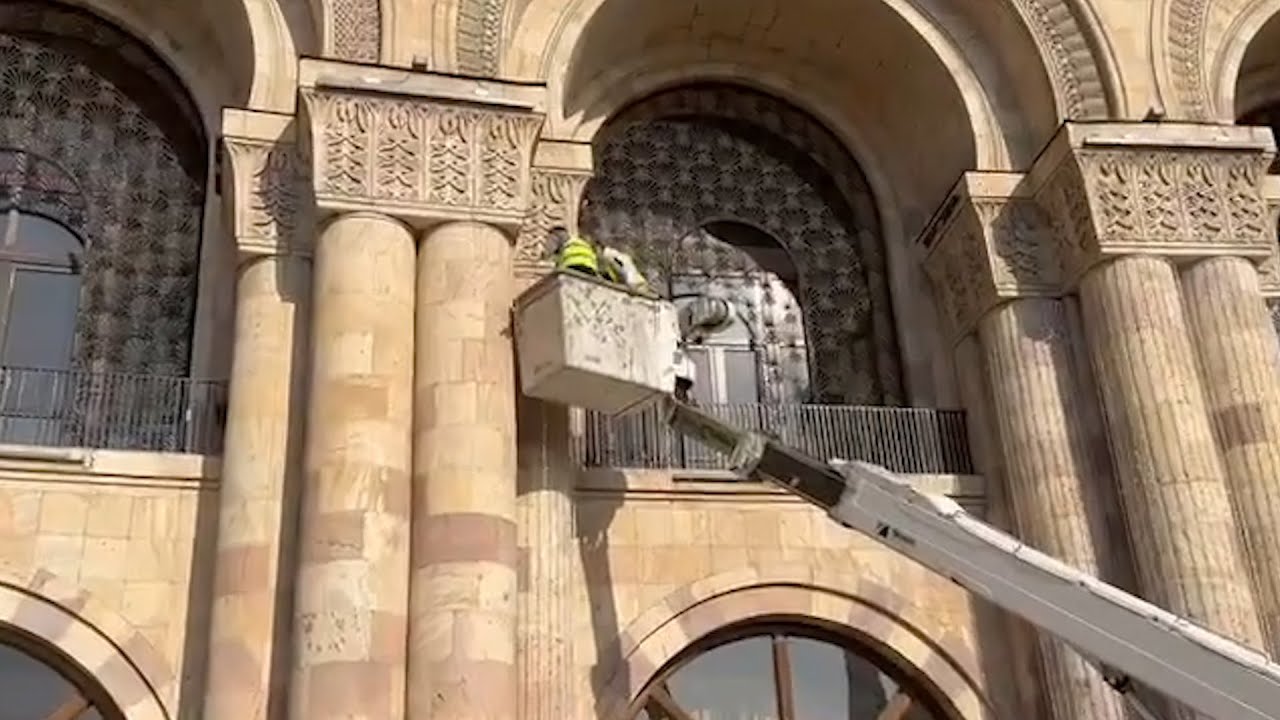 Կրկին ծակում են Հանրապետության հրապարակի շենքերը