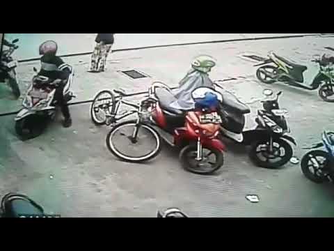 PENCURI HP BERKERUDUNG BESAR PKE HLEM GOJEK DI MAKASSAR JLN BATUA RAYA 9