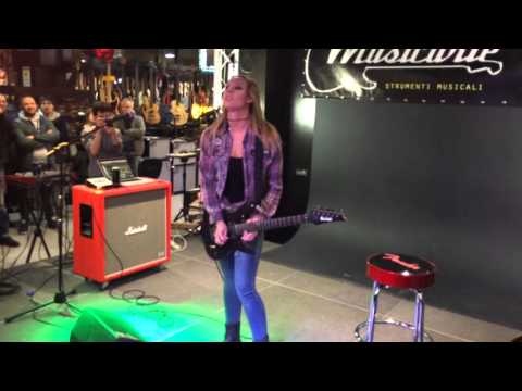 Nita Strauss Live - Alice Cooper Poison
