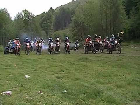 Valea Rădeştiului, jud. Arad - start MOTO...şi  Paul "doborât" de caii putere ai motorului...