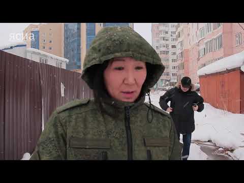 Вонючее место: На улице Ломоносова в Якутске фекальные воды затруднили передвижение