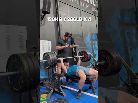 78 kg Körpergewicht, enges Bankdrücken 130 kg / 286 lb für 4 Wiederholungen