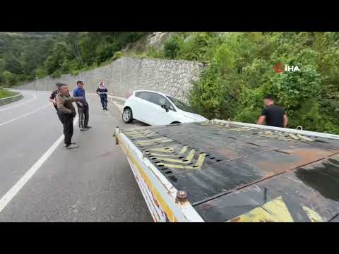 Amasra’da otomobil istinat duvarına çarptı: 3 yaralı