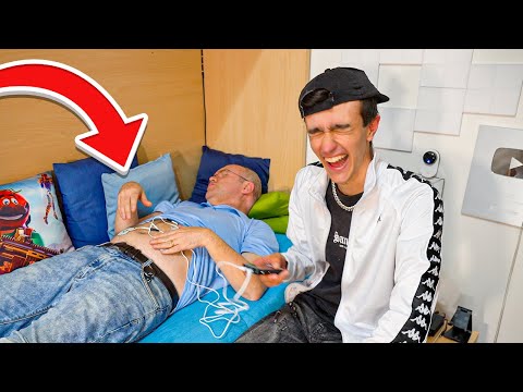 MIO PAPÀ PROVA il SIMULATORE di PARTO! SCHERZO ASSURDO! *PIANGE*