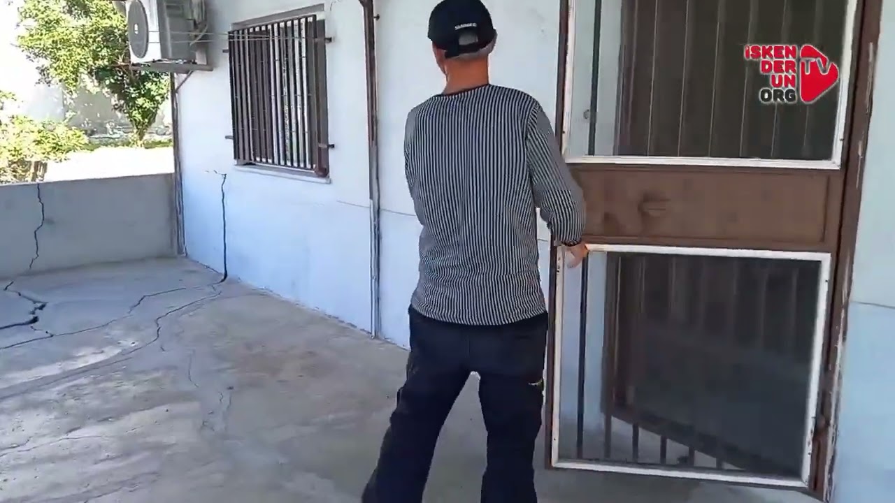 Hasarlı eve tahtadan güçlendirme tebessüm ettirdi…