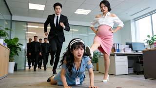 實習生挺著假孕肚當眾潑我熱咖啡，還將我的工牌踩在腳下逼我下跪，全公司看笑話時，總裁突然現身向我求婚！