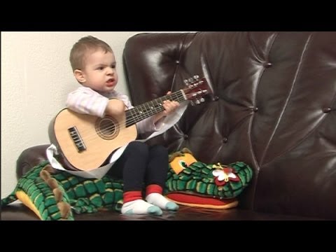 Cezar Stratan la chitara (la 2 ani)