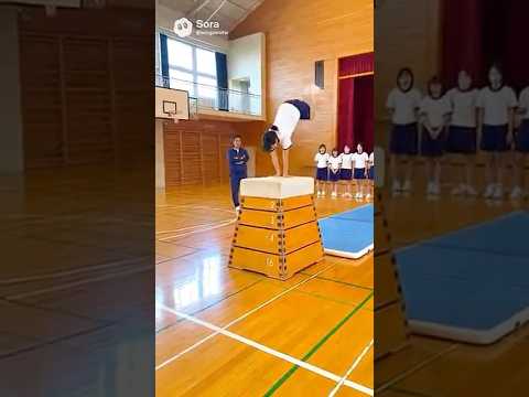 女子高生が跳び箱でバク転する