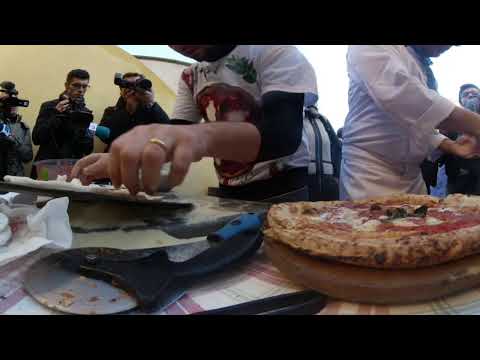 L'arte dei pizzaiuoli napoletani: pizze a 360 gradi