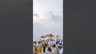 Download lagu Upacara Melasti 😇 Pantai Queenbeach #bali #jimbaran #pantai #upacara #melasti mp3