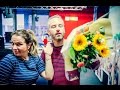 Siska trakteert Stijn op bloemen