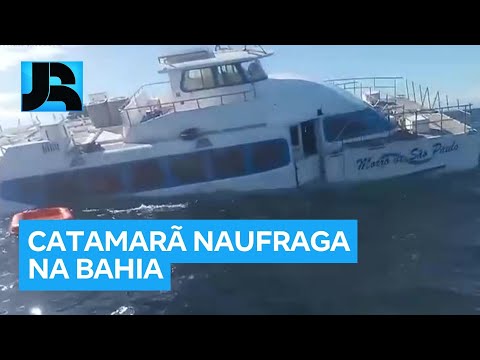Catamarã bate em barco de pesca e naufraga no litoral da Bahia