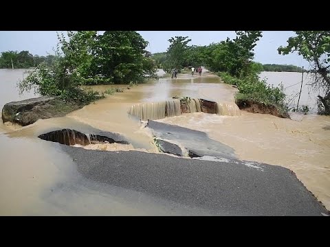 Wasser- und Schlammmassen in Teilen Indiens durch sehr starken Monsunregen