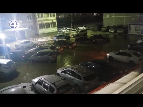 Авто вмерзли во дворе