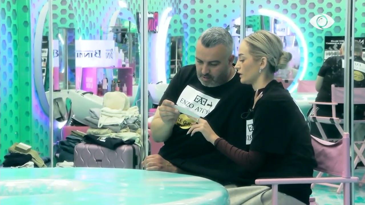 Rogerti ndihmon Selin të limojë thonjtë