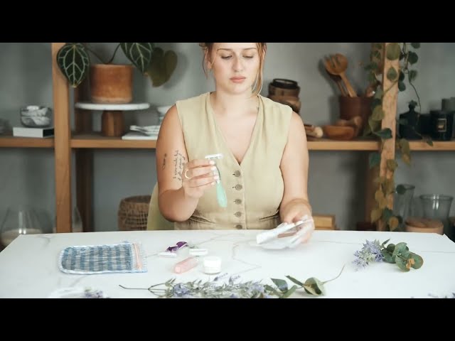Vídeo relacionado con BIC Maquinillas para Mujer Soleil Escape con Mango Perfumado (Rosa y Magnolia) - Caja de 3