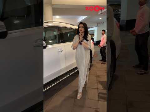 Raveena Tandon wishes "Happy Ganesh Chaturthi" to paps 😊 #shorts #raveenatandon