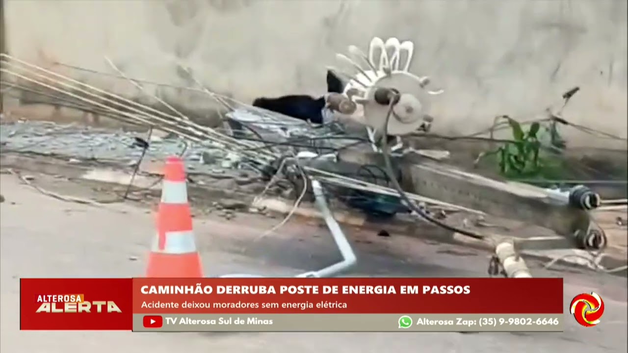 Caminhão derruba poste e deixa moradores sem energia em Passos