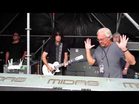 Thumbnail for TOMMY THAYER SOUNDCHECKS IN QUITO, ECUADOR by Tommy Thayer