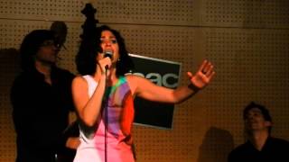 Elena Gadel cantando "Bla,bla,bla" en Fnac Triangle