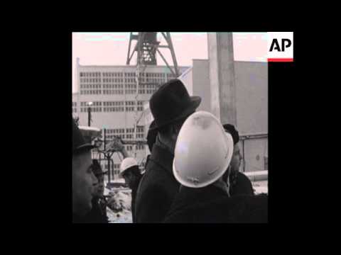 SYND 24/12/70 POLISH COMMUNIST PARTY LEADER EDWARD GIEREK VISITS A COAL MINE