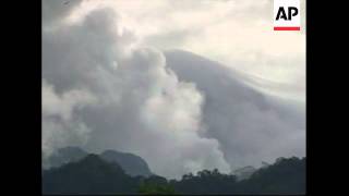 Download lagu Mount Kelud volcano spitting out fresh clouds of smoke mp3