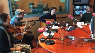 Ramon Mirabet interpreta un Rac1stic en directe a 'El món a RAC1'
