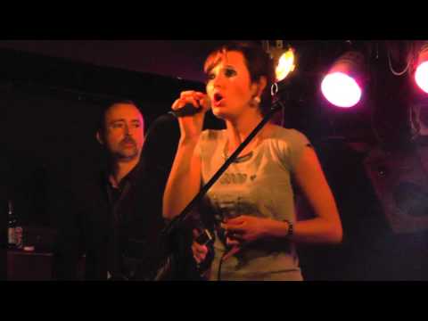 Doggybag - Doggybag - Jak měsíc za mrakem (Live 2014)