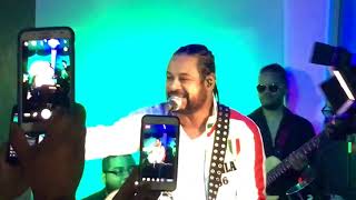 Luis Vargas en vivo borracho y loco bebiendo en tarima