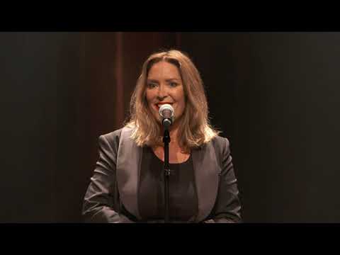 Carla Bruni ne porte pas de masque, plus de place derrière les oreilles pour l'accrocher ...