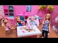 Play doh fun ! Elsa & Anna toddlers - Barbie dolls - Chelsea - pretend food