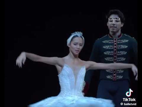 Francesca Hayward Cesar Corrales Swanlake Pas de Deux Royal Ballet Dance Theater London