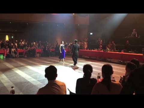  Vanesa Villalba  and  Facundo Piñero  are  dancing  to  "  El ultimo café  "  by  Juan D'Arienzo  at  Taipei Tango Festival  in  2016