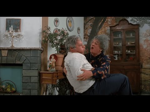 La Mamma Siciliana di Fracchia Canta la Ninna Nanna al Figlio dopo l' Indigestione 😂