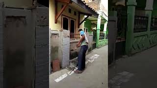 Download lagu Mas wardi pasang keramik di rumah pak RT ( gang jawa ) mp3