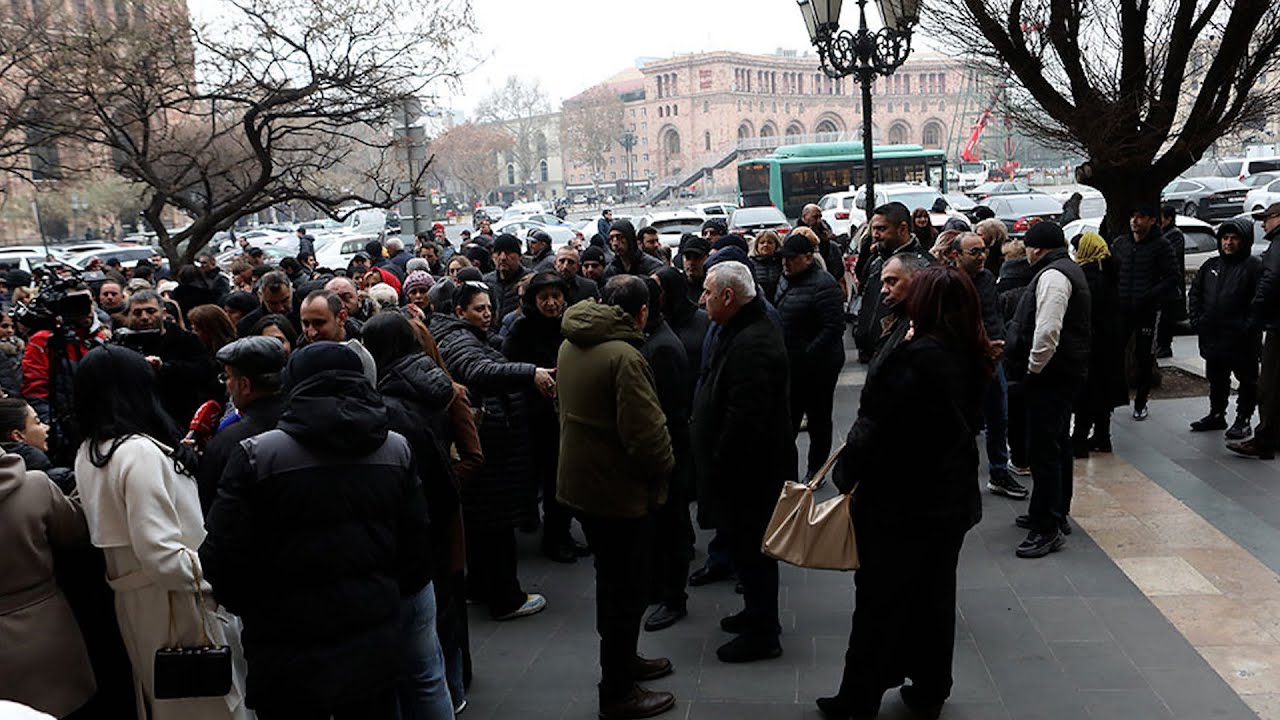 #Ուղիղ․ Լարված իրավիճակ՝ կառավարության դիմաց