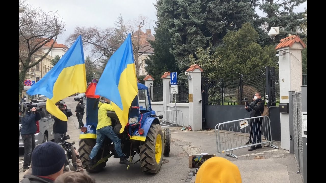 Ukrán színekre festett traktor érkezett a pozsonyi orosz nagykövetség elé - VIDEÓ