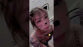 【TikTok】ガールズバーから帰る準備してたらパ◯ツ見せちゃった