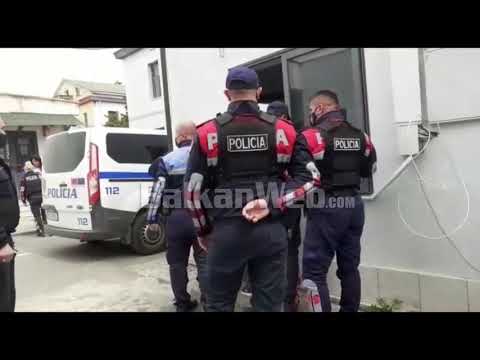 U plagos dje, 50-vjeçari në policinë e Elbasanit për t’u marrë në pyetje, ja momenti kur mbërrin