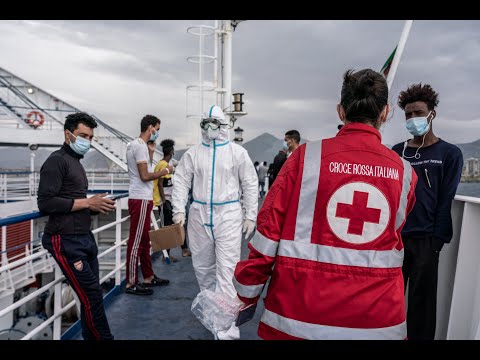 Le prime immagini della nave quarantena. Nessuno a bordo è positivo al Covid