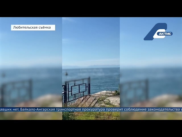 Корабль с туристами врезался в волнолом на Байкале