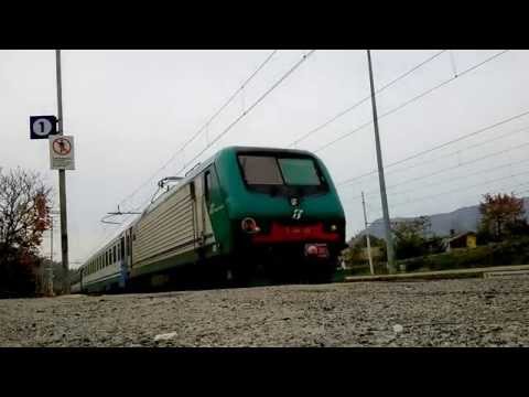 E 464 - 427 CON REGIONALE ARRIVA IN STAZIONE A ROBILANTE. (CN) 25 - 10 - 2015.